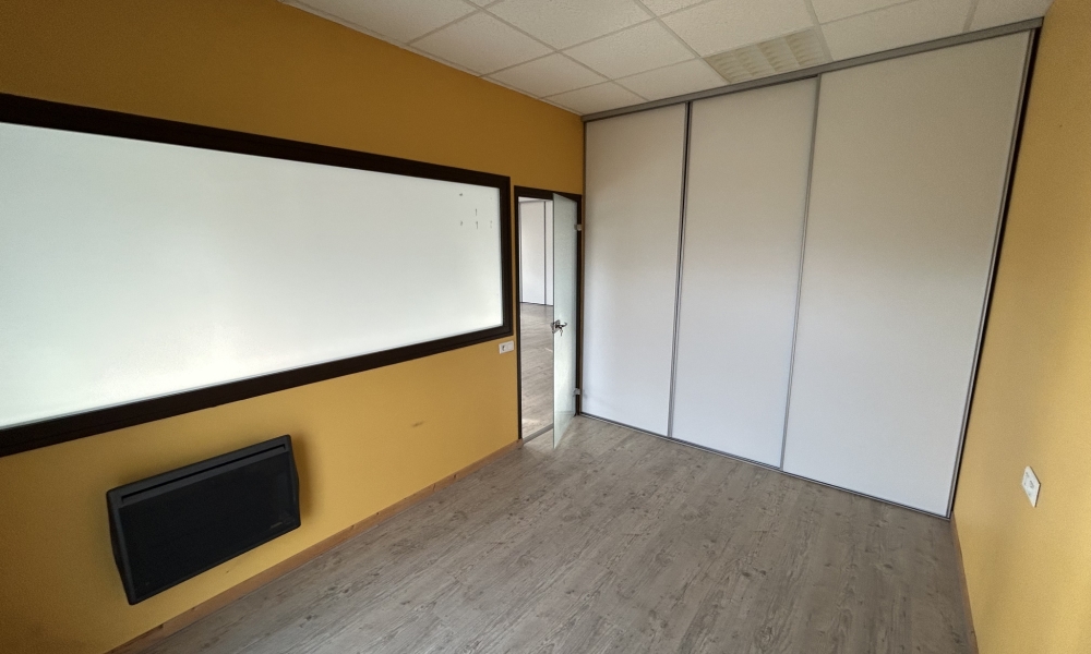 Location local commercial 84.44 m² à Rumilly - réf. 4581-4 - Photo 4